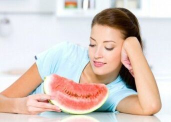 Egy lány görögdinnye diétát követ a túlsúly leküzdésére. 